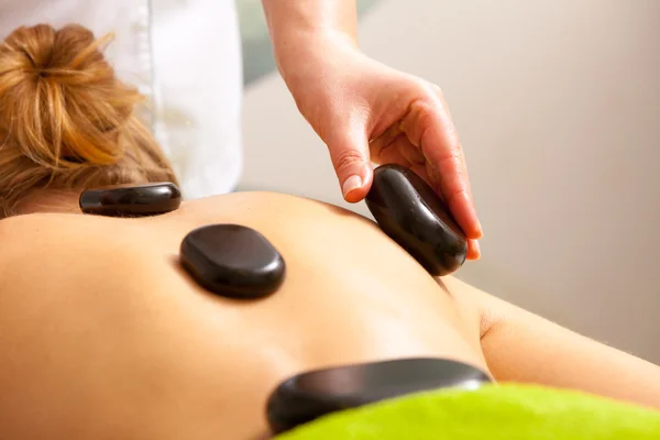 Schönheitssalon. Frau bekommt Wellness-Massage mit heißen Steinen — Stockfoto