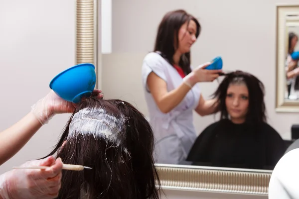 Femme mourante cheveux dans salon de beauté coiffure. Coiffure . — Photo