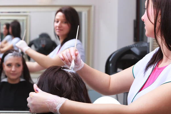 Woman dying hair in hairdressing beauty salon. By hairstylist. — Stock Photo, Image