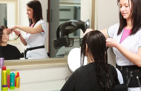 I frisörsalongen. Frisör klippa håret av kvinna klient. — Stockfoto