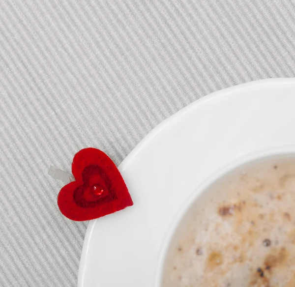 Beyaz fincan kahve sıcak içki ve kalp sembolü Sevgililer Günü — Stok fotoğraf