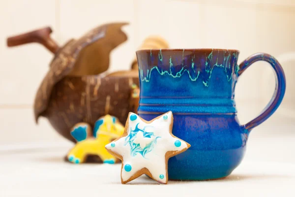 Tasse bleue et gâteau de Noël en pain d'épice étoile décoration glaçante — Photo