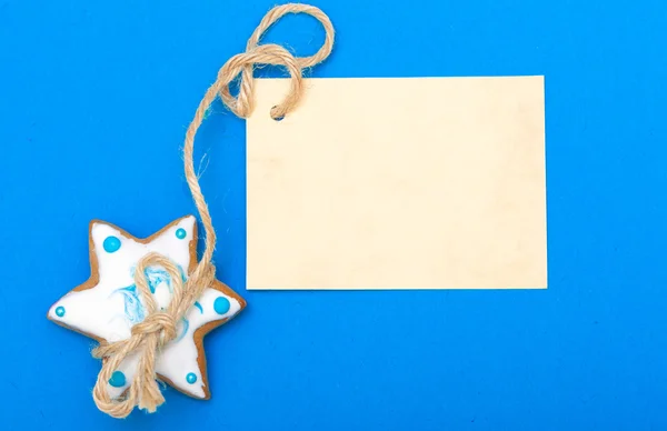 Estrela de bolo de gengibre de Natal com gelo e decoração e cartão em branco — Fotografia de Stock