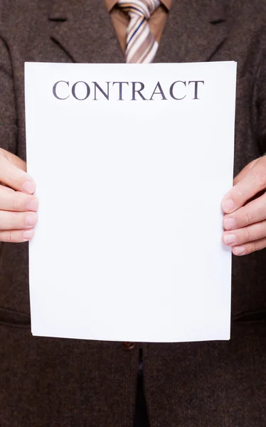 抱着张空白的纸，用签订合同的商人 — 图库照片
