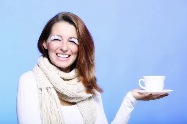 Mujer de maquillaje de invierno con taza de bebida caliente —  Fotos de Stock