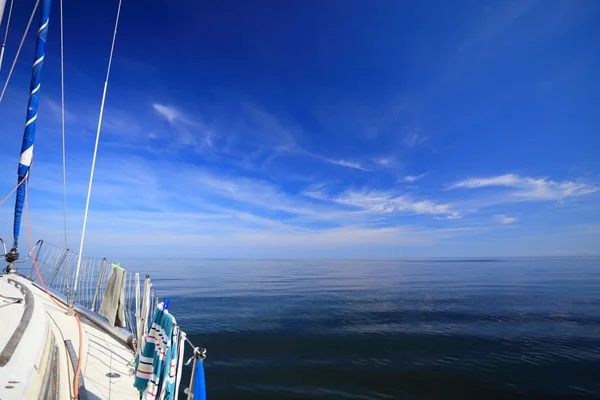 Yate de vela navegando en mar azul. Turismo —  Fotos de Stock