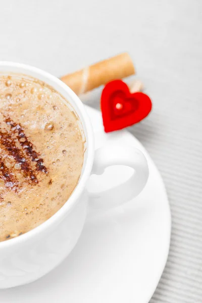 Witte kop koffie wafel roll met crème hart. Liefde Valentijnsdag — Stockfoto