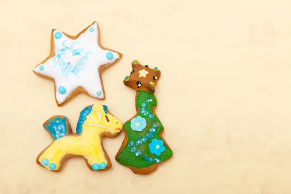 Lebkuchen Pony Weihnachtsbaum Stern mit Zuckerguss Dekoration auf braun — Stockfoto