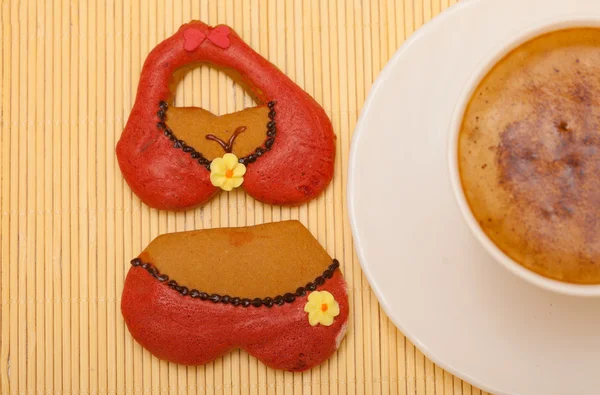 Cup coffee bikini underwear gingerbread cake cookie on bamboo mat — Stock Photo, Image