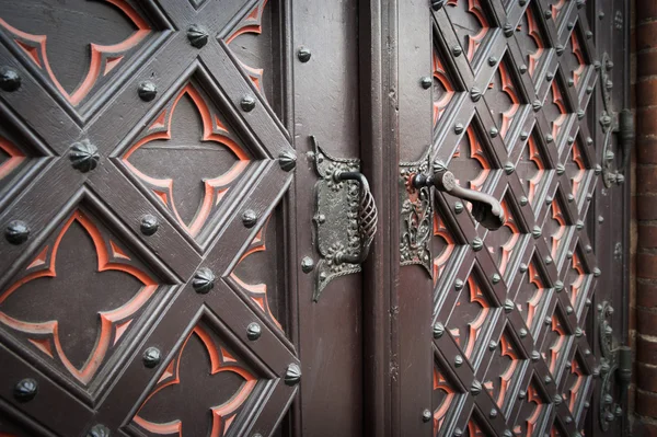 Decoratieve oude houten kerk deur — Stockfoto