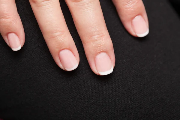 Szczelnie-do góry strony kobieta z Francuski manicure — Zdjęcie stockowe