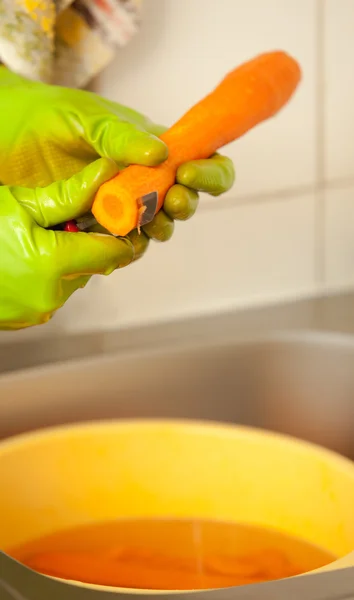 Жінка руки нарізає моркву на кухні. Здорове харчування — стокове фото