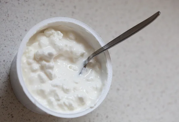 Primo piano di fiocchi di latte e cucchiaino. Dieta e nutrizione sana. — Foto Stock