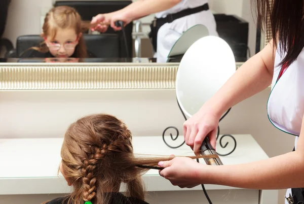 Friseur begradigt Haar kleines Mädchen Kind in Friseur Schönheitssalon — Stockfoto