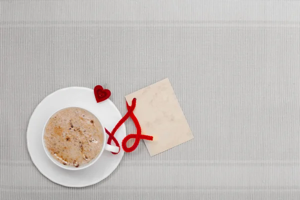 Copa blanca café bebida caliente símbolo del corazón amor tarjeta en blanco espacio de copia —  Fotos de Stock