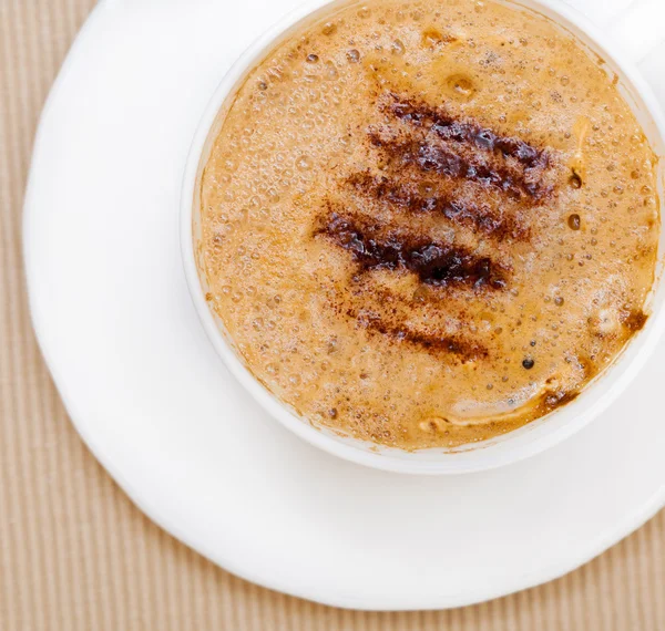 Tazza di caffè bianco bevanda calda bevanda con schiuma su sfondo marrone — Foto Stock