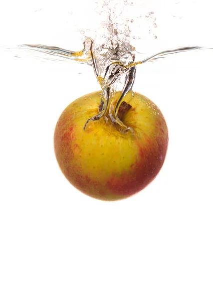 Manzana amarilla en el agua salpica sobre blanco —  Fotos de Stock