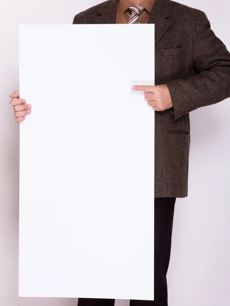 Empresário segurando cartaz em branco. Publicidade . — Fotografia de Stock