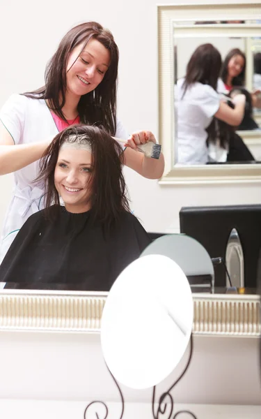 Salone di bellezza parrucchiere. Donna capelli morenti. Acconciatura . — Foto Stock