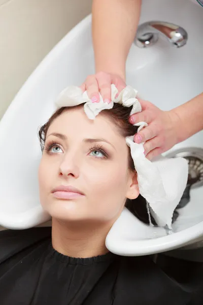 Hairstylist washing woman hair. Hairdressing beauty salon — Stock Photo, Image