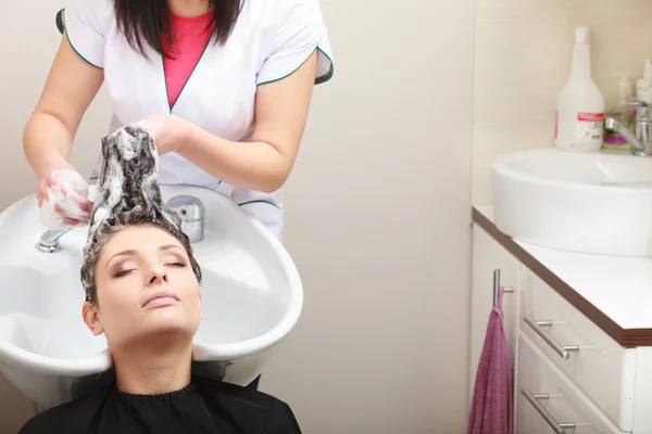 Hairstylist washing woman hair. Hairdressing beauty salon — Stock Photo, Image