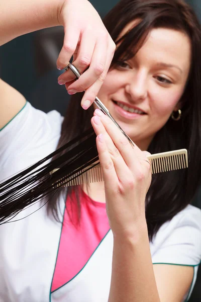 Peluquero corte de cabello mujer cliente en peluquería salón de belleza — Foto de Stock