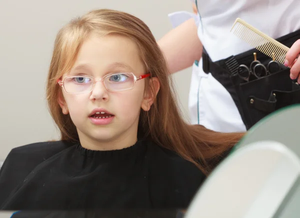 Cabeleireiro pentear cabelo menina criança no salão de beleza cabeleireiro — Fotografia de Stock