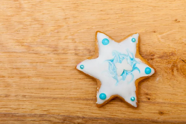 Gâteau étoile en pain d'épice de Noël avec glaçage et décoration sur planche en bois — Photo