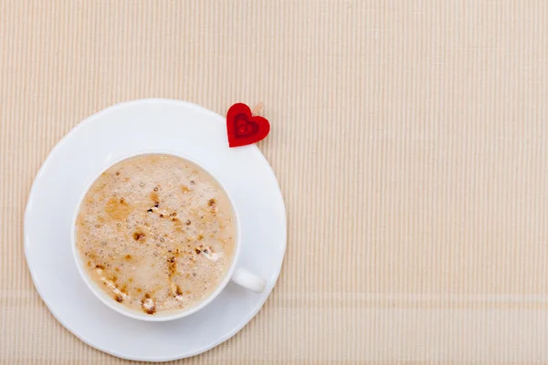 Beyaz fincan kahve sıcak içki ve kalp sembolü Sevgililer Günü — Stok fotoğraf