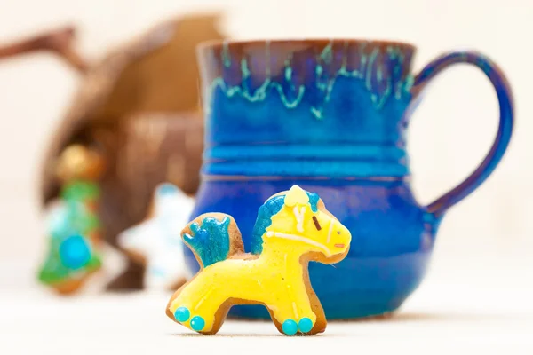 Blauwe mok en Kerstmis peperkoek taart pony ijsvorming decoratie — Stockfoto