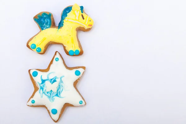 Gingerbread cake pony star with icing decoration on white — Stock Photo, Image