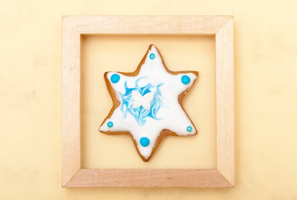 Christmas gingerbread cake star with icing and decoration in frame — Stock Photo, Image