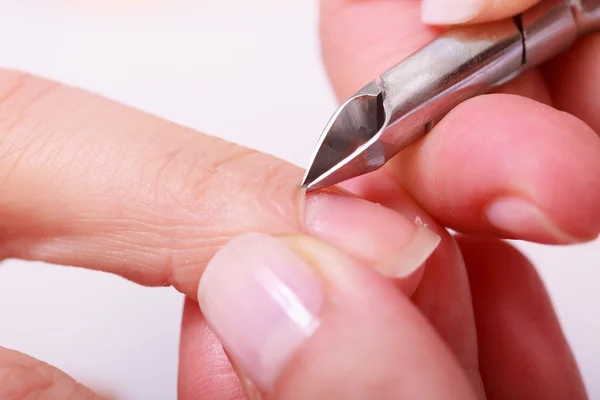 Estetista taglio cuticole cliente femminile. Manicure spa salone di bellezza — Foto Stock