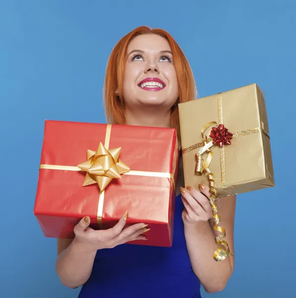 Молода щаслива руда волохата жінка з подарунковою коробкою ізольована — стокове фото