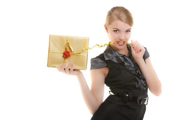 Ξανθιά κοπέλα με χρυσή χριστουγεννιάτικο δώρο κορδέλα κουτί στα δόντια. διακοπές. — Φωτογραφία Αρχείου