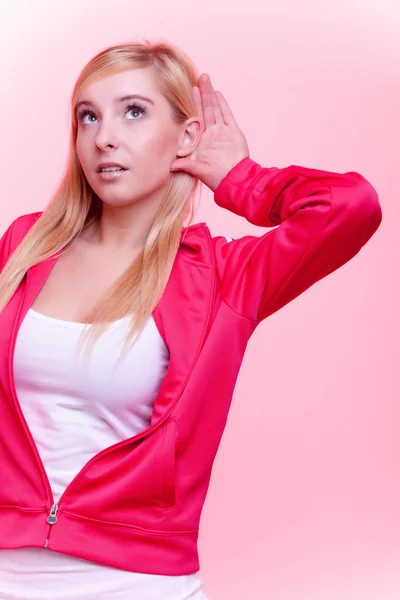 Sporty woman with hand to ear listening — Stock Photo, Image