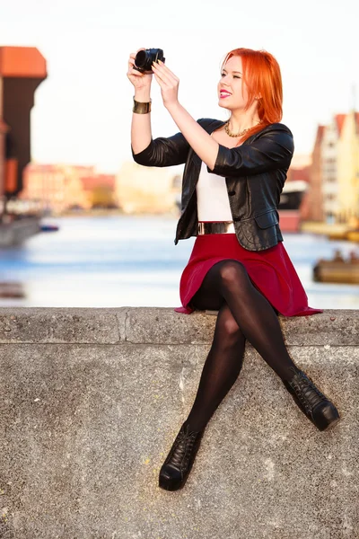 Viaggiatore donna capelli rossi ragazza con macchina fotografica centro storico Danzica — Foto Stock
