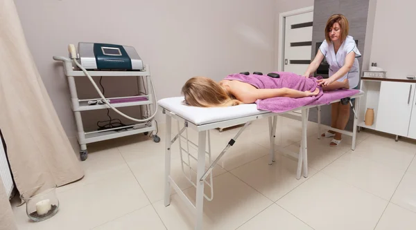 Beauty salon. Woman getting spa hot stone therapy massage — Stock Photo, Image