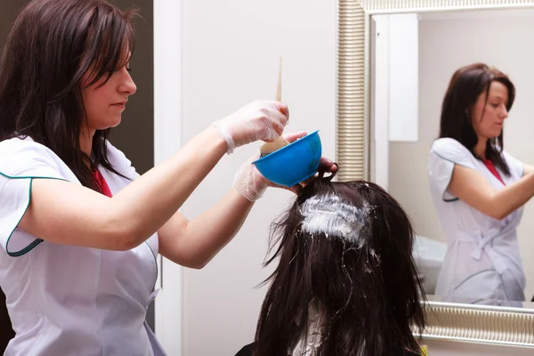 Donna che muore capelli nel salone di bellezza parrucchiere. Acconciatura . — Foto Stock