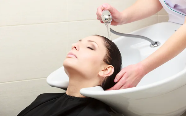 Peluquero lavando cabello de mujer. Peluquería salón de belleza —  Fotos de Stock