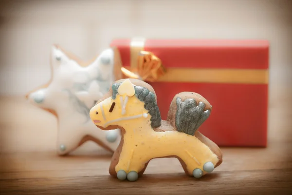 Peperkoek pony ster glazuur decoratie rode geschenkdoos. Kerstmis. — Stockfoto