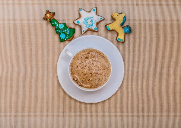 Taza de café blanco hecho a mano tortas de pan de jengibre con hielo. Navidad . — Foto de Stock