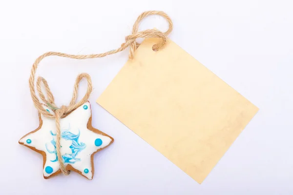 Pastel de jengibre de Navidad estrella con glaseado y decoración y tarjeta en blanco — Foto de Stock