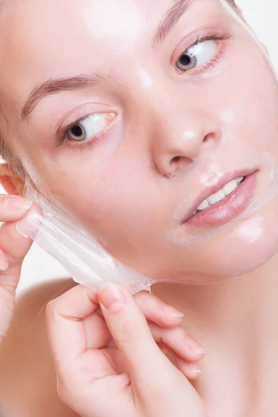 Portret blond dziewczynka w twarzy peel off mask. pielęgnacji skóry i urody. — Zdjęcie stockowe