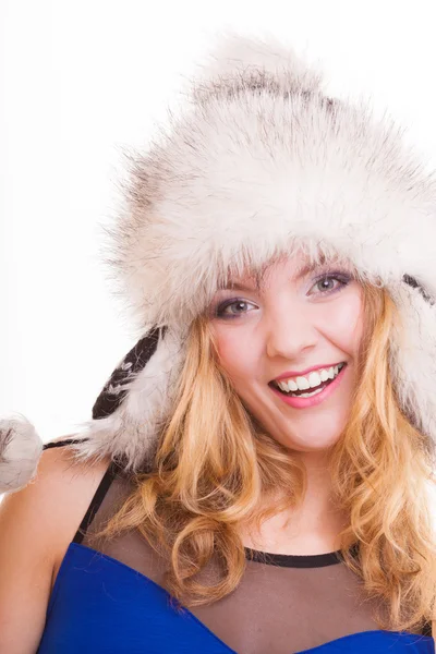 快乐的金发女孩在暖和的毛皮帽子。冬天的衣服。时尚和美容. — 图库照片