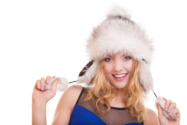 Mutlu sarışın kız sıcak kürk şapka. kış giysileri. moda ve güzellik. — Stok fotoğraf