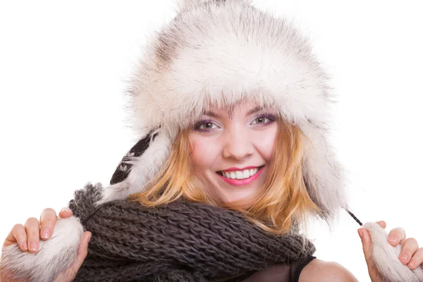 Mutlu sarışın kız sıcak kürk şapka. kış giysileri. moda ve güzellik. — Stok fotoğraf