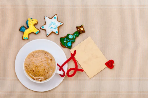 Café blanco taza de pan de jengibre hecho a mano pasteles en blanco tarjeta. Navidad . — Foto de Stock