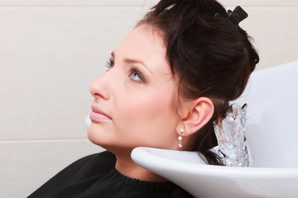 Woman dying hair in hairdressing beauty salon. Hairstyle. — Stock Photo, Image