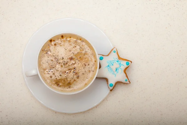 Beyaz fincan kahve ve Noel zencefilli kek yıldız — Stok fotoğraf